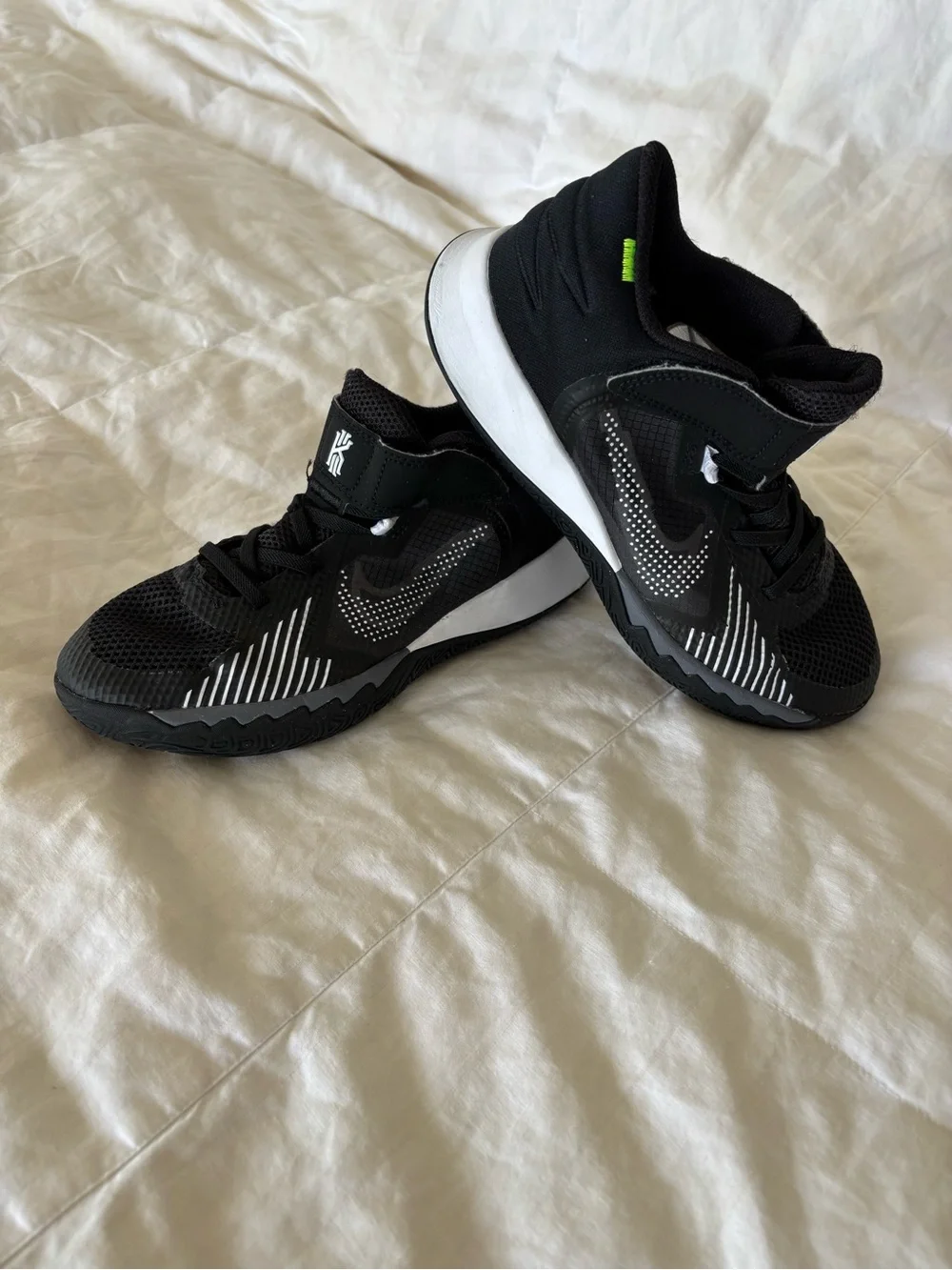 Nike Kyrie Irving Low Top Basketball Sneaker shoes Youth boys 3 Lace+Strap